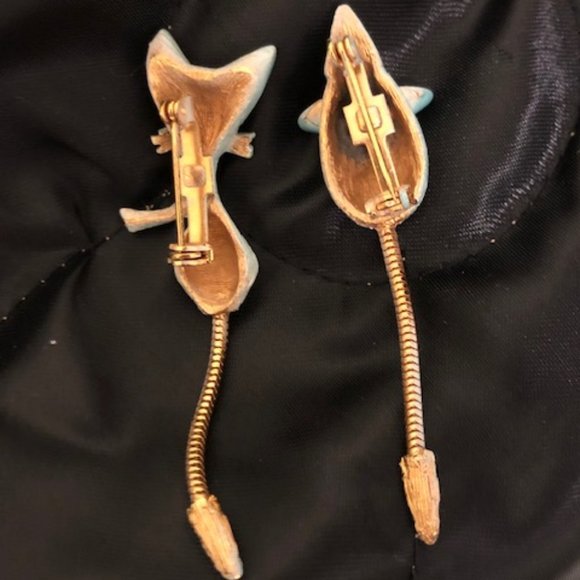 VINTAGE CAT AND MOUSE BROOCH WITH DANGLE TAILS AND RHINSTONE EYES - Picture 3 of 6